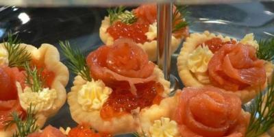 Lahodné jednohubkové tartaletky s morskými plodmi na slávnostný bufet: recepty s fotografiami