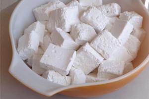 Ako pripraviť lahodný marshmallow koláč bez pečenia?