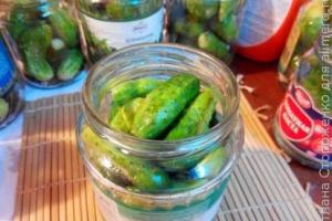 Nakladané chrumkavé uhorky bez sterilizácie: chutné recepty na zimu