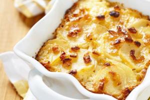 Najlepšie recepty na výrobu pečených zemiakov v rúre so syrom
