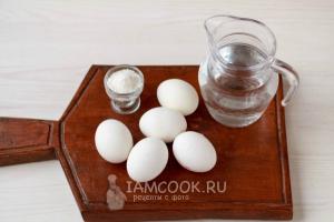 Ako správne uvariť pošírované vajíčko doma v potravinovej fólii, vrecúšku, pomalom hrnci a mikrovlnke s octom alebo bez?