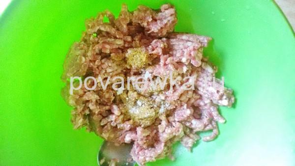 Video recept na mäsové placky z hovädzieho a bravčového mäsa