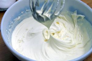 Ako rýchlo a chutne pripraviť maslový krém na tortu
