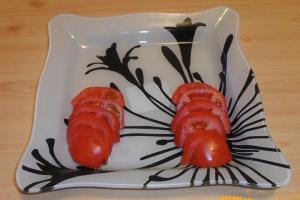 Šalát Caprese s paradajkami a mozzarellou