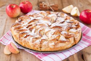 Lahodný domáci koláč so sušenými marhúľami a jablkami: recept na každý deň